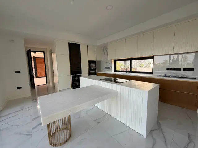 Küche mit Geräten von Miele und Weinkühler · Bellapais · Kyrenia / Girne