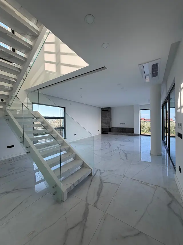 Wohnzimmer und Treppe in die obere EtGE · Bellapais · Kyrenia / Girne
