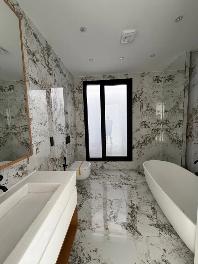 Badezimmer mit Badewanne Fenster · Bellapais · Kyrenia / Girne