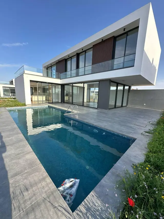 Villa in Yeni Boğaziçi mit eigenem Pool und Garten – Ansicht 1