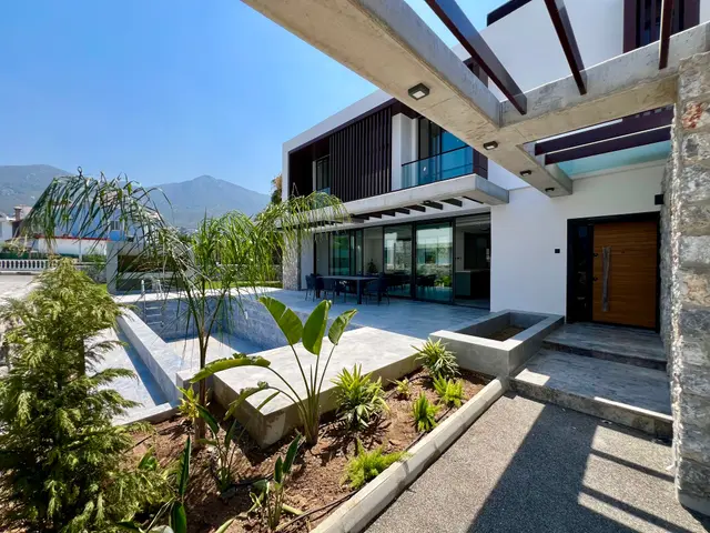 Villa in Ozanköy kaufen – Privatpool und 305 m² Wohnfläche – Ansicht 1