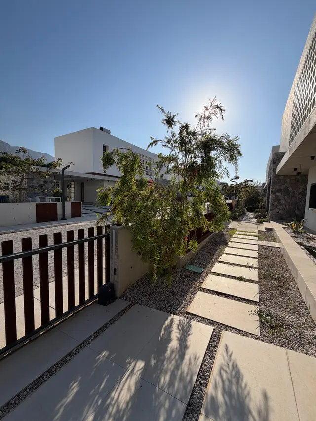 Vorgarten und Blick zur Privatstrasse · Bellapais · Kyrenia / Girne