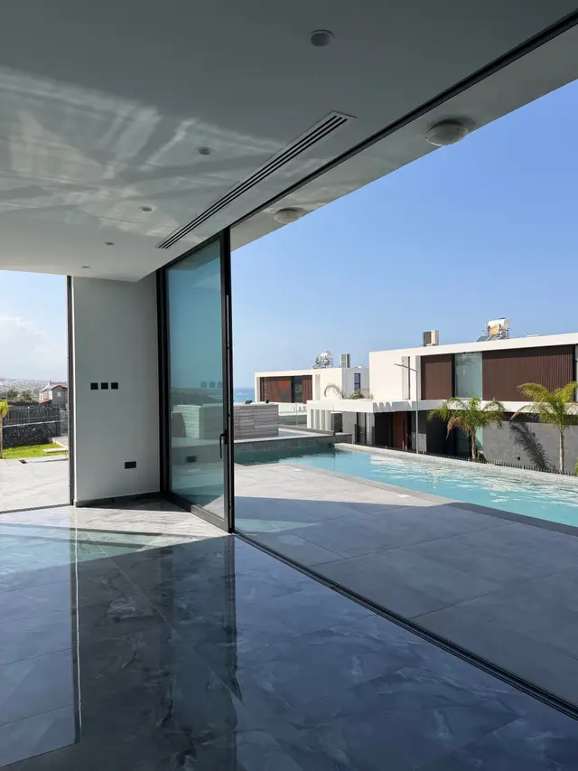 Wohnbereich offen zur Terrasse und Infinity Pool · Esentepe · Region Kyrenia