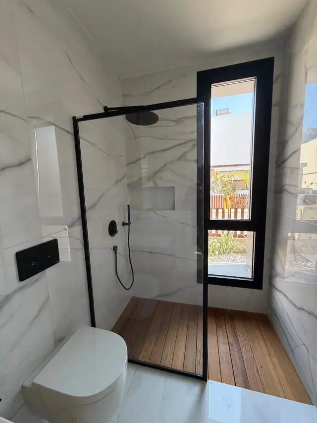 Badezimmer mit fenster · Bellapais · Kyrenia / Girne