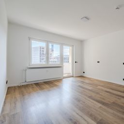 Sonnenbalkon & Ku’damm-Blick – hochwertig modernisierte 4-Zimmer-Wohnung !