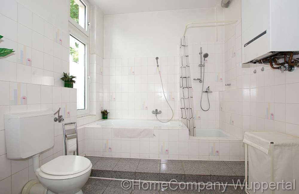 Badewanne und Dusche