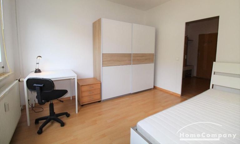 Gro&szlig;es Schlafzimmer mit Doppelbett, Schrank und Schreibtisch