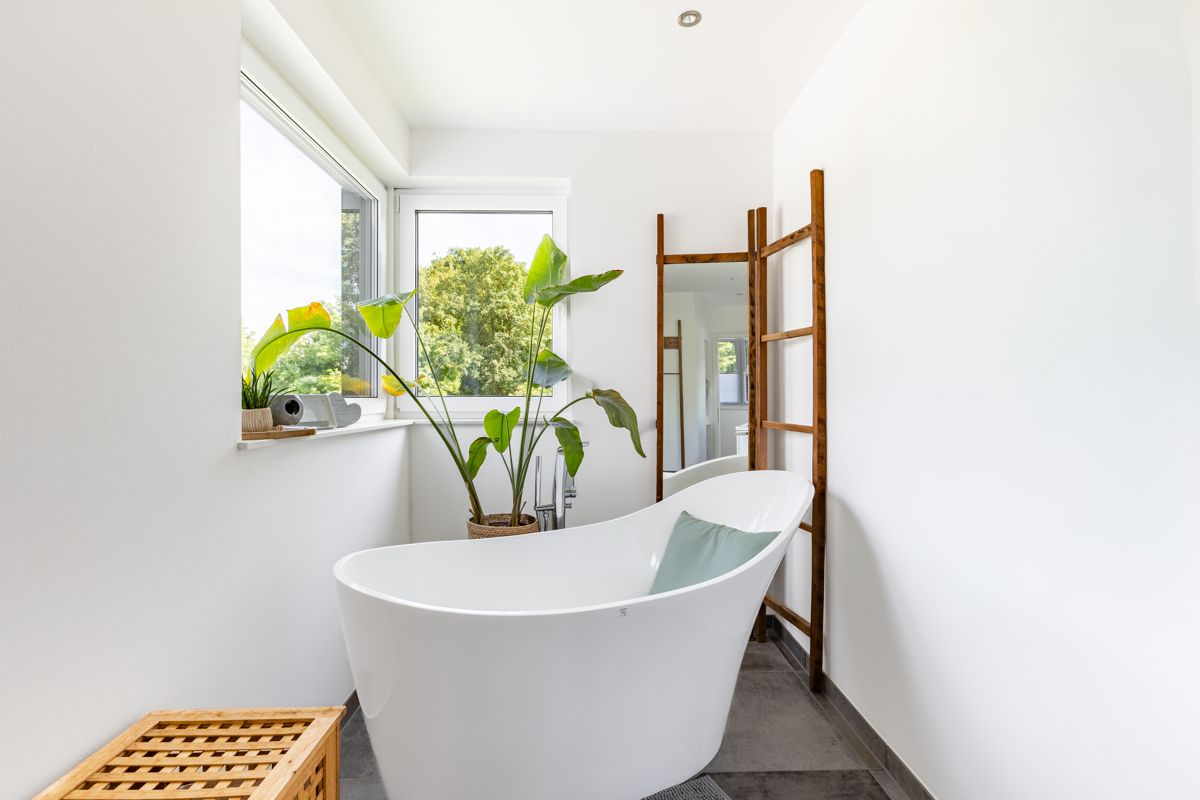 Freistehende Badewanne im OG