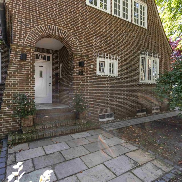 Ein Ort mit Geschichte: Das Kult-Ladenlokal aus der ZDF-Serie „Wilsberg“ steht zum Verkauf