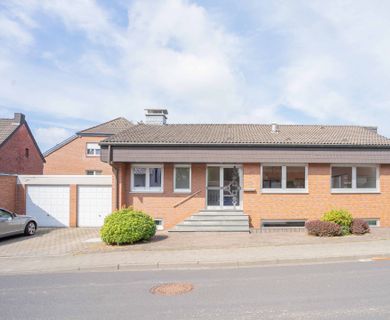 Freistehender Bungalow mit zwei Einzelgaragen in MG-Schelsen