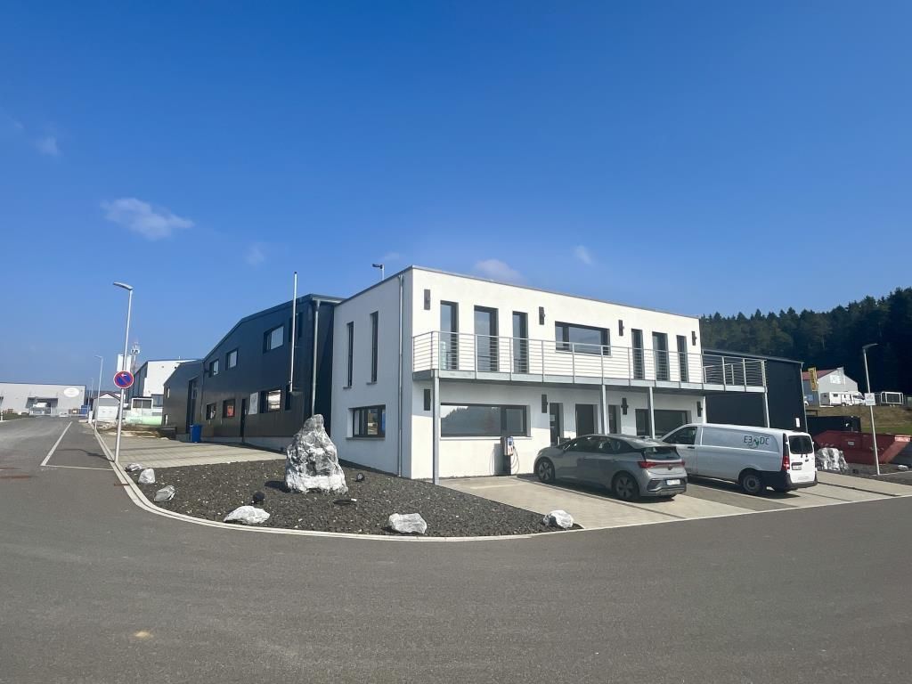 Gewerbehalle mit Büroflächen