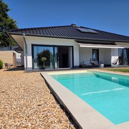 Modernes Wohnen auf einer Ebene mit Garage, Pool & unverbaubarer Aussicht – stilvoll, hochwertig, naturnah!