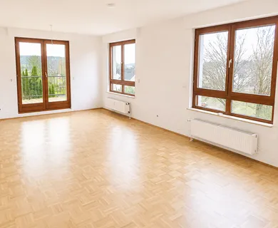 Gepflegte 3-Zimmerwohnung mit Tageslichtbad, Loggia und PKW- Stellplatz - Photo 2