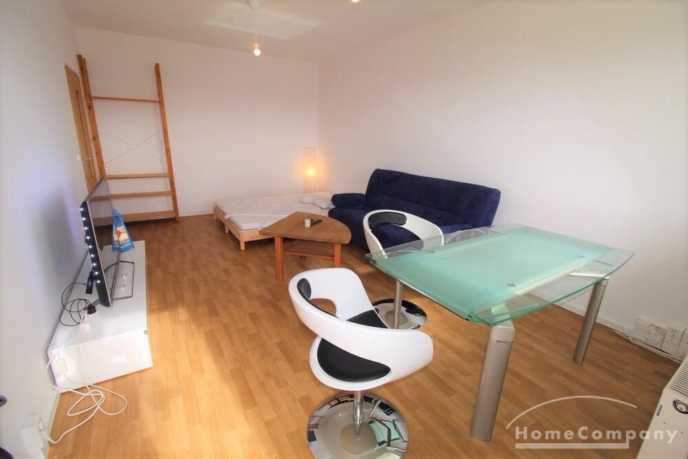 Wohnzimmer mit Schlafcouch + TV