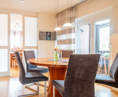 Haus‑in‑Haus‑Charakter: stilvolle 5‑Zimmer‑Maisonette mit Balkon und viel Raum zur freien Entfaltung - Photo 4
