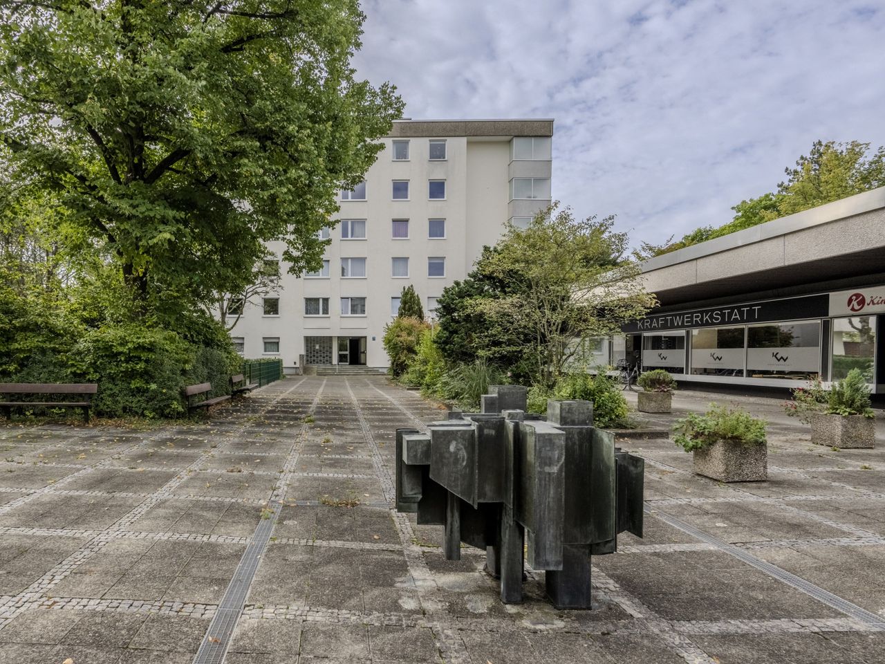 Innenhof mit Ladenzeile