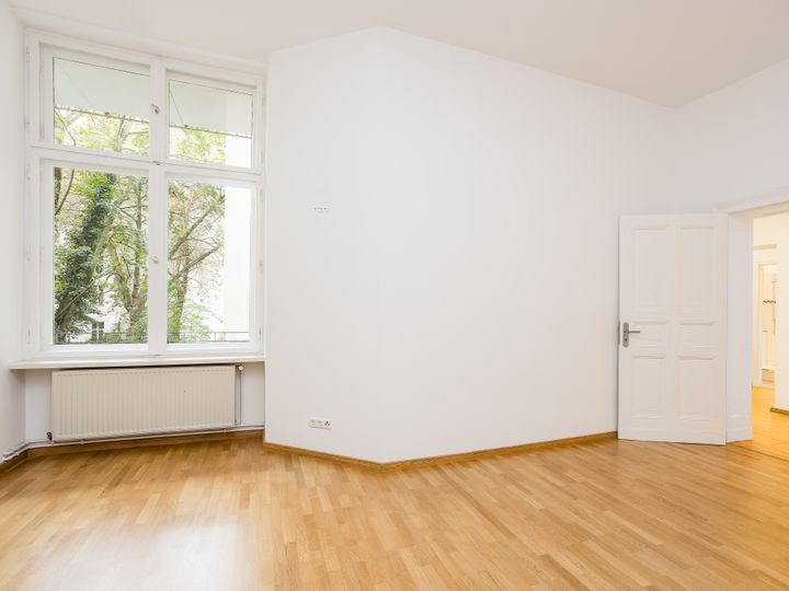 Elegante Altbauwohnung mit Balkon zum ruhigen Hinterhof !