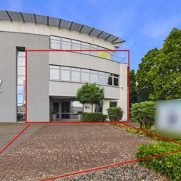 Attraktive Gewerbefläche mit Produktions-/Lagerhalle, Büro- und  zahlreichen Stellplätzen.