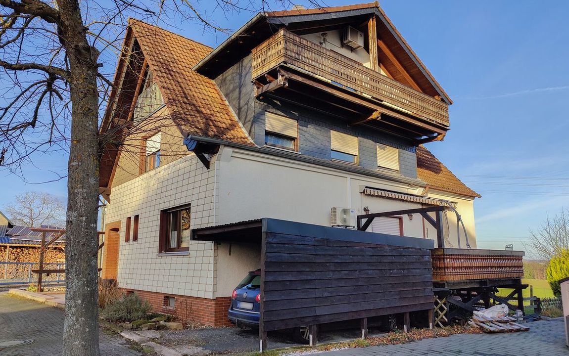 4-Familienhaus mit 2 Garagen und Carport nahe Flammersfeld!