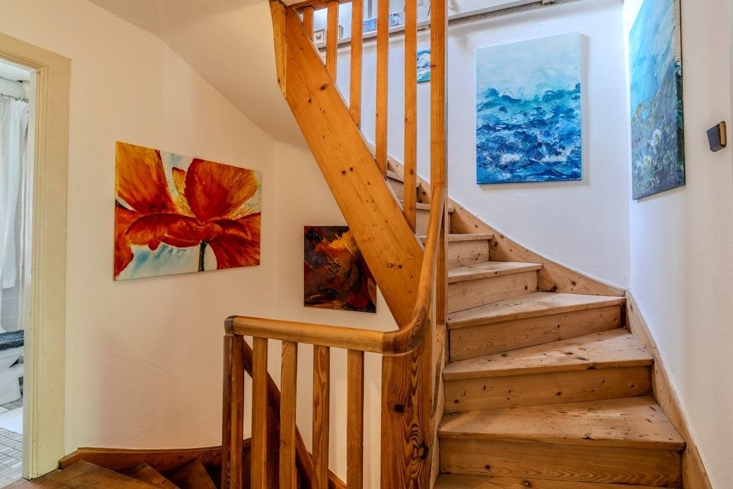 Geschwungene Holztreppe