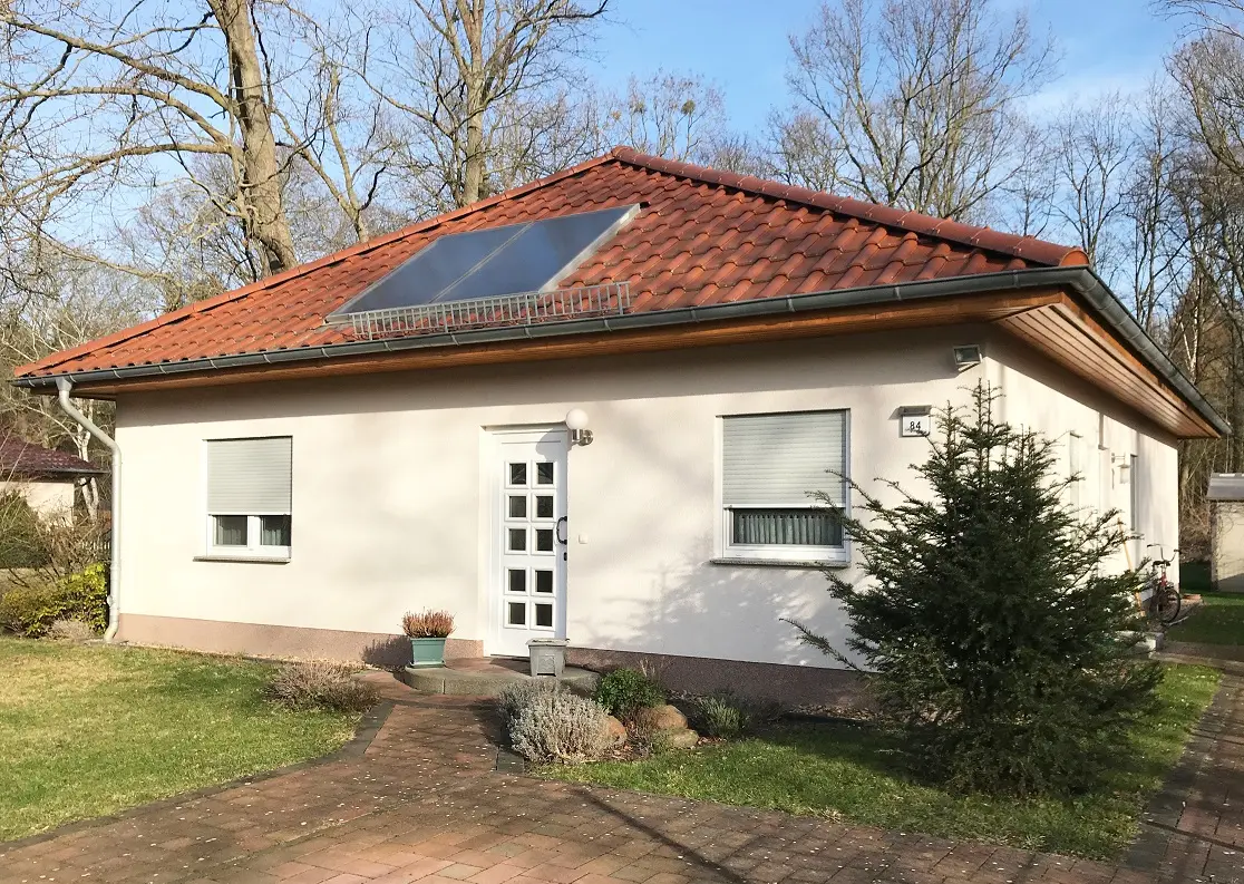 Hauseingang Solarzellen auf dem Dach