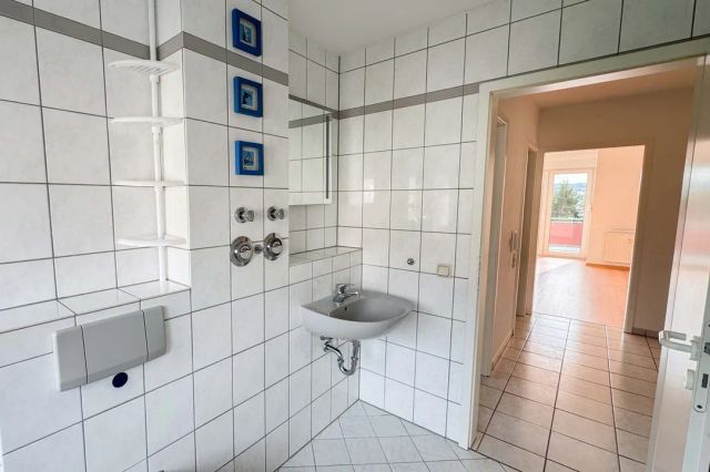 Tageslichtbad mit Wanne und WC