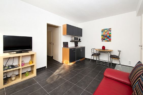 Ansprechend und neu eingerichtete Wohnung in guter Lage und mit kleinem Terrassensitzplatz