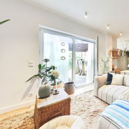 Statement der Extraklasse: Repräsentatives Zweifamilienhaus auf 322 m² Luxus, Kamin und Gartenteich