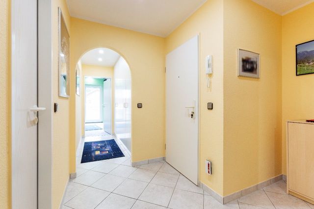 Diele mit Einbauten + Gäste-WC