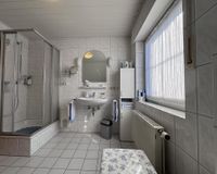 Großzügiges Bad mit Dusche