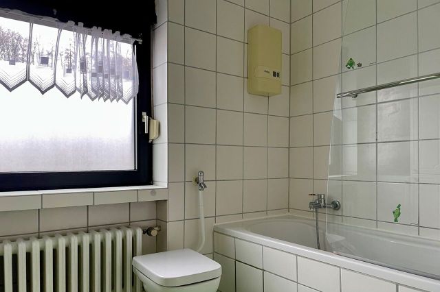 Bad mit Wanne (OG)
