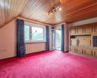 Großes Schlafzimmer mit Zugang zur Loggia