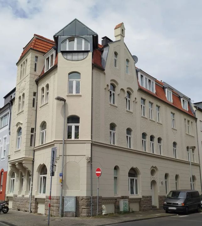 Heller Altbau mit Erker und viel Platz!