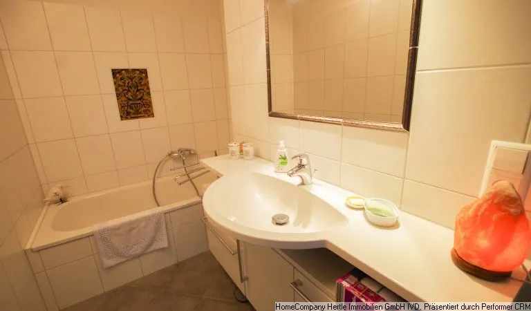 Badezimmer (1OG)