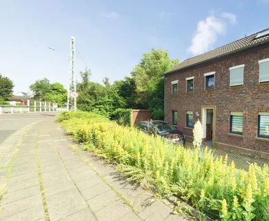 Starkes Potenzial: Sanierungsbedürftige Doppelhaushälfte mit großem Garten auf ca. 90 m² Wohnfläche