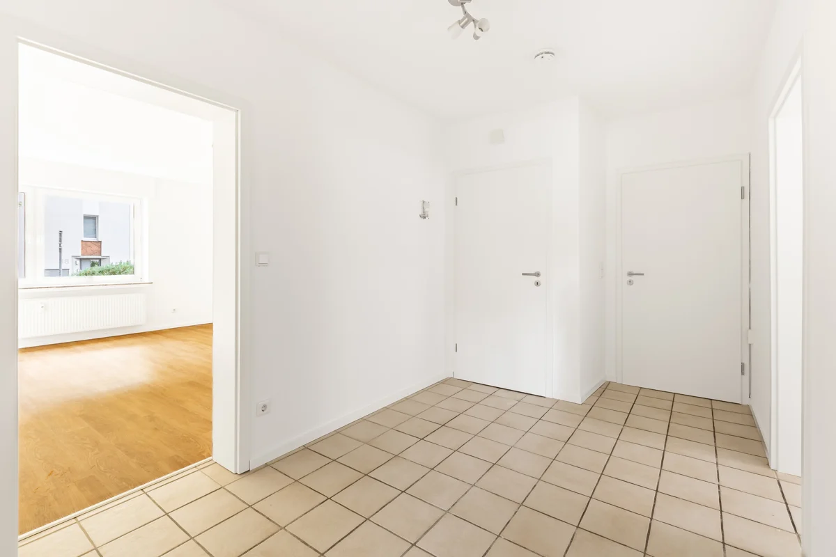 Willkommen! Blick zur Wohnungstür und in das Wohnzimmer