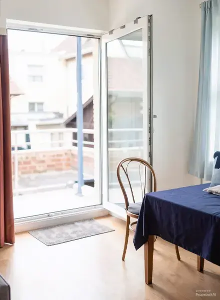 Wohnzimmer mit Balkon - (KI generiert)