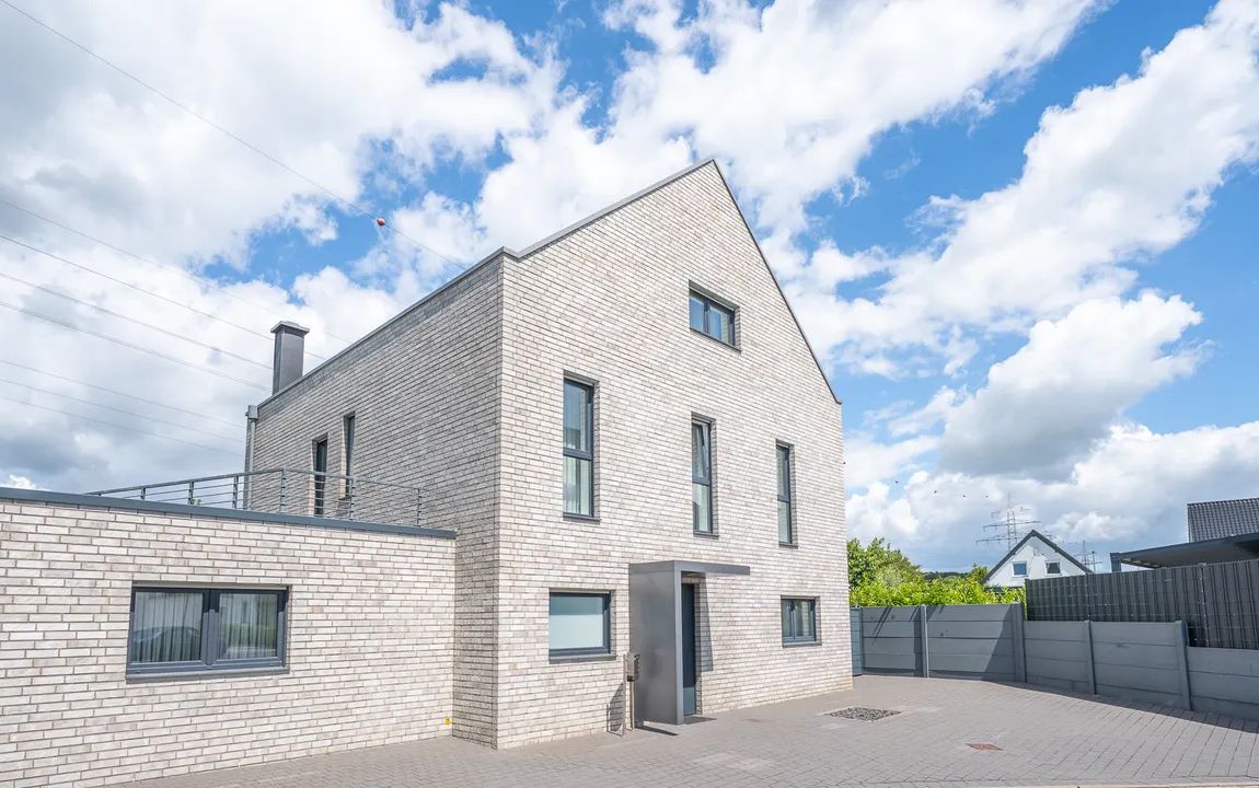 Wohnerlebnis für die ganze Familie: Modernes Raumwunder mit Solaranlage, Dachterrasse und viel Platz