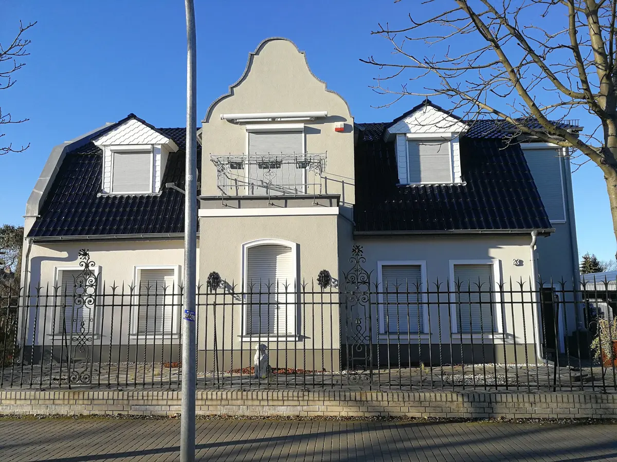 IFront mit schöner Einfriedung