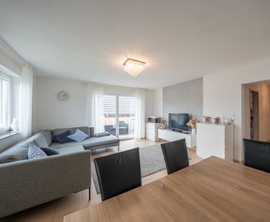 Lichtdurchflutetes Wohnjuwel in Neubauqualität: Modernes 3-Zimmer-Domizil mit Balkon und Garage - Photo 2
