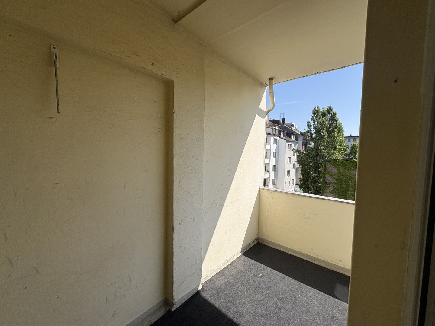 Zentral wohnen mit allem drum und drin: 2 Zimmer, EBK, Parkett und Balkon - Photo 4