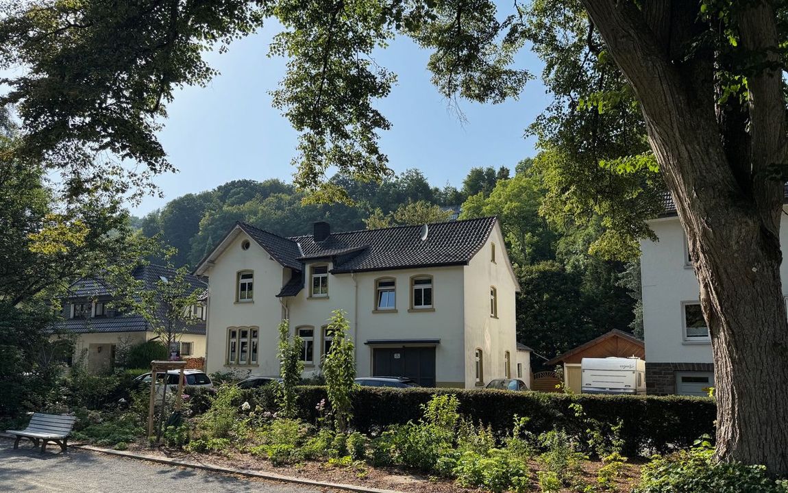 Charmantes Einfamilienhaus in idyllischer Wohnlage mit Aggerzugang – vermietet!