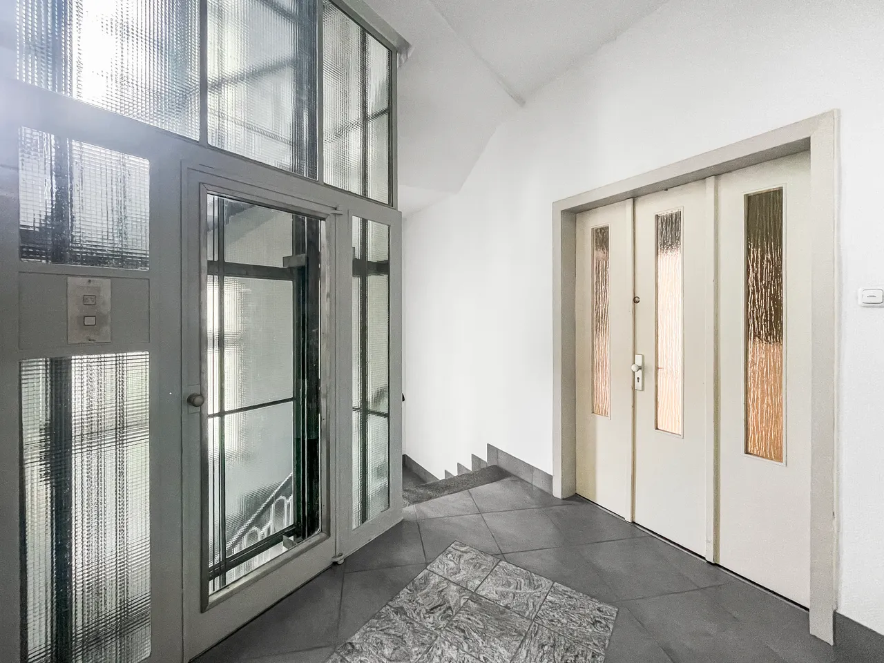 Personenaufzug / Treppenhaus 