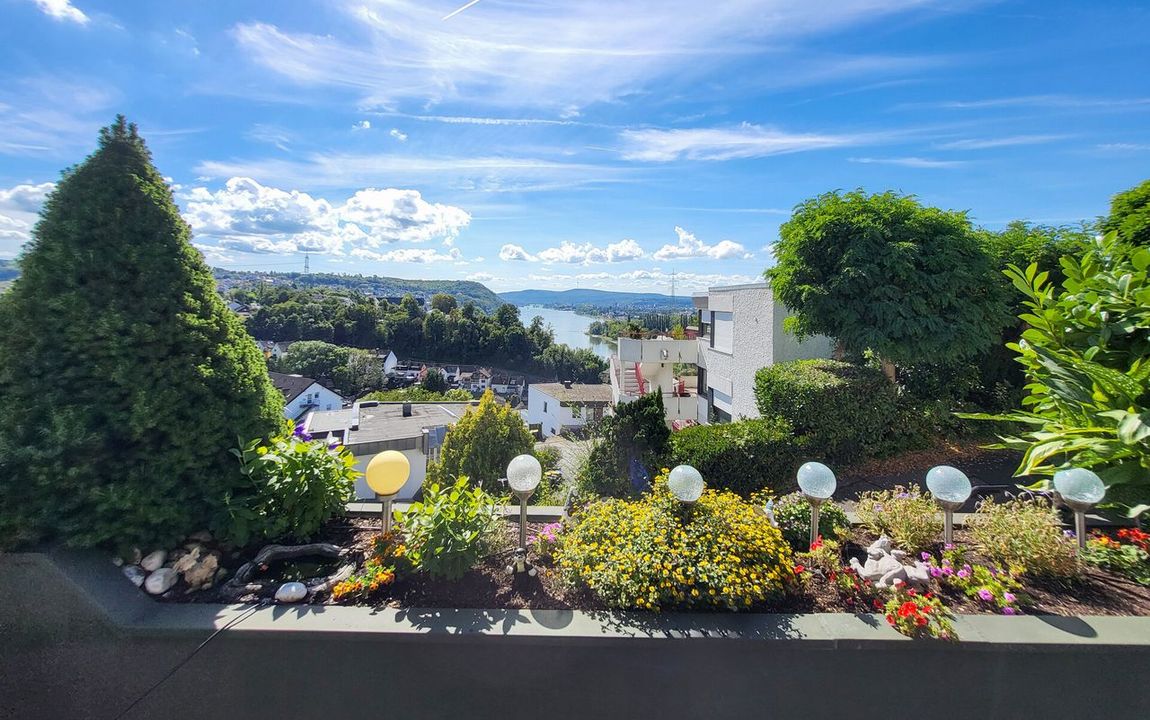Großzügige Eigentumswohnung mit unvergleichlichem Rheinblick und Penthouse-Feeling!