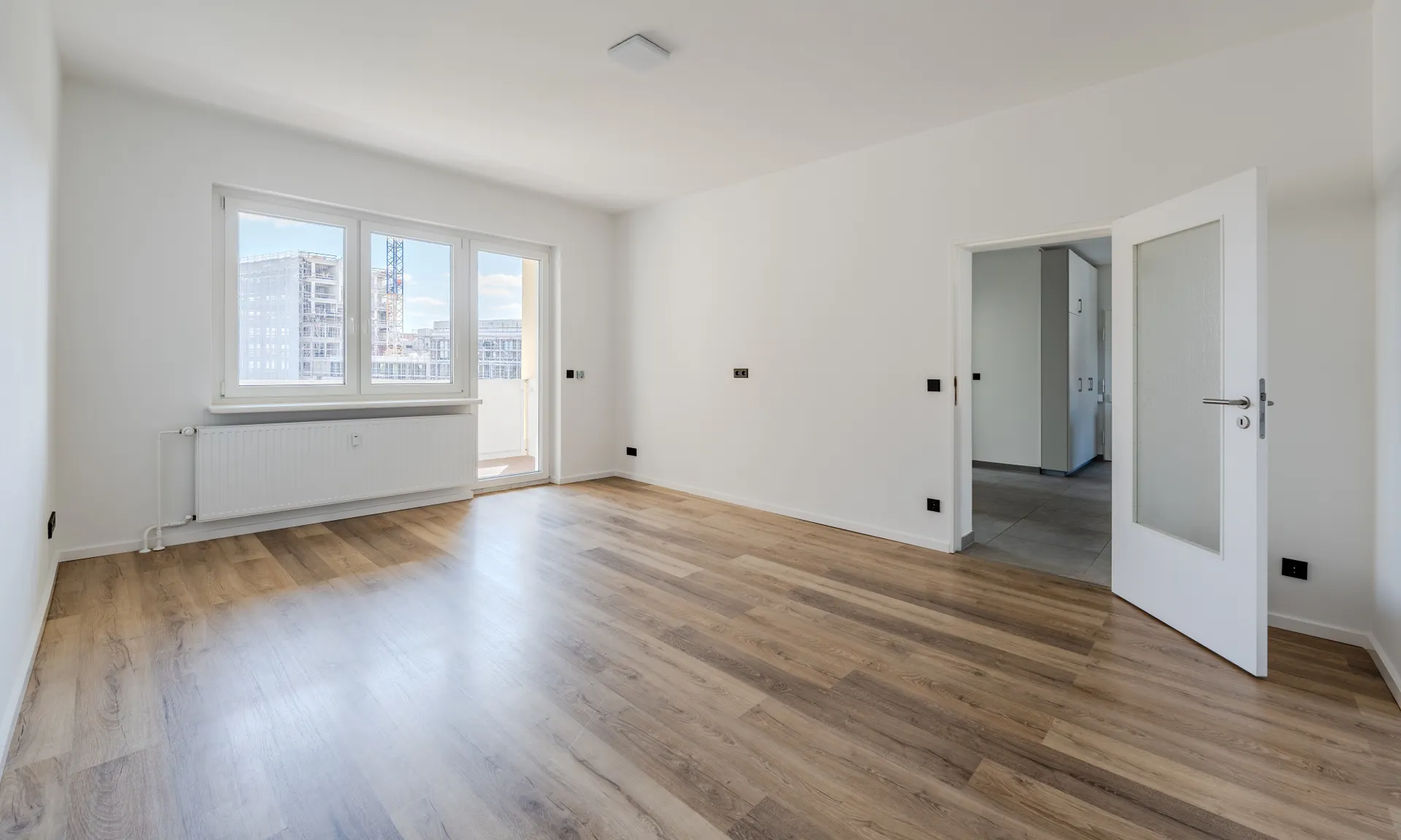 Sonnenbalkon & Ku’damm-Blick – hochwertig modernisierte 4-Zimmer-Wohnung !