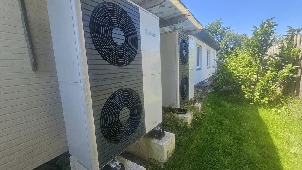 Wärmepumpen auf der Rückseite vom Haus