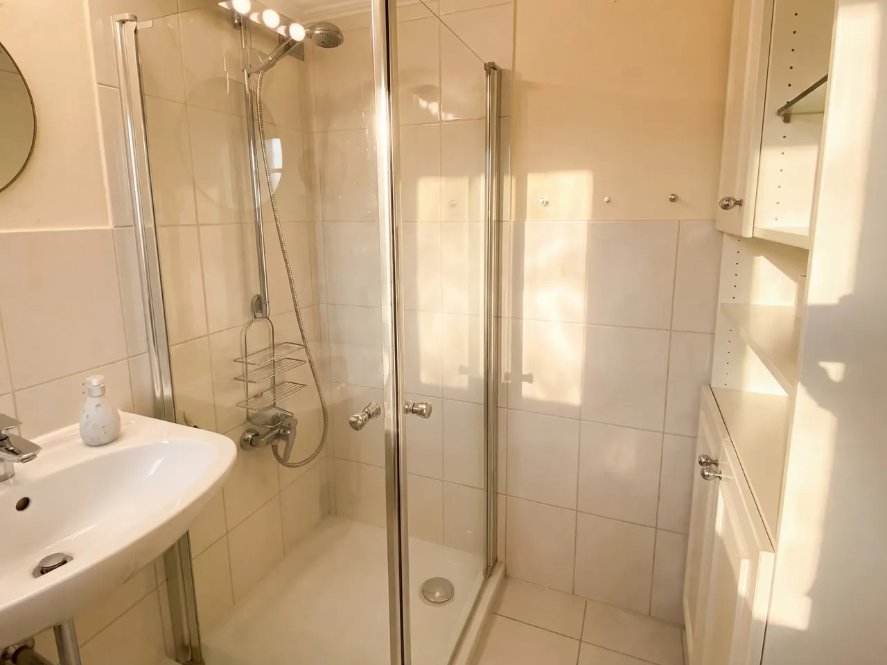 Dusche mit Glasabtrennung