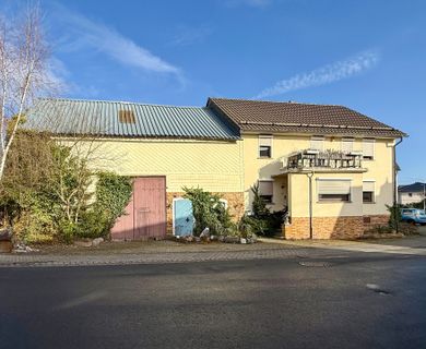 Bauernhaus als Hofstätte mit Nebengebäuden und ca. 30.000 m² Weideland in unmittelbarer Nähe zum Objekt!