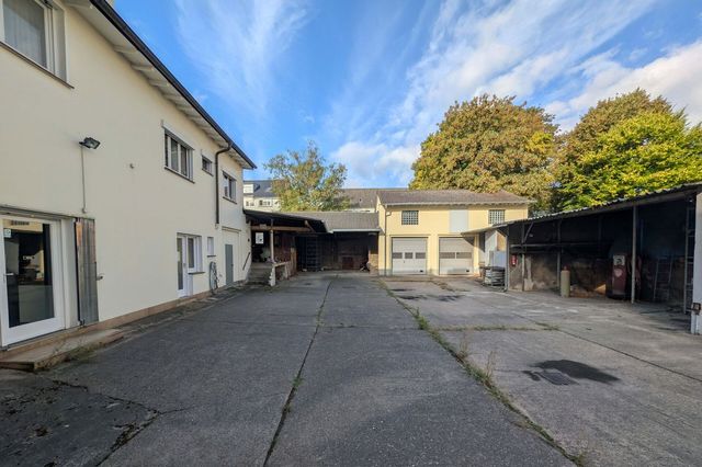 Innenhof mit Bürogebäude