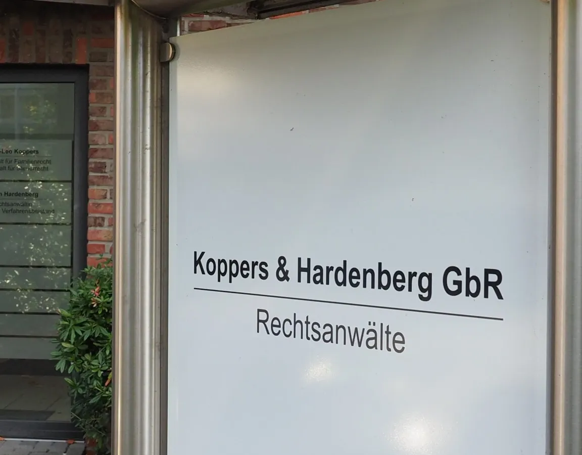 Eingang der Kanzlei Koppers und Hardenberg am Mühlenweg 13 in Geldern